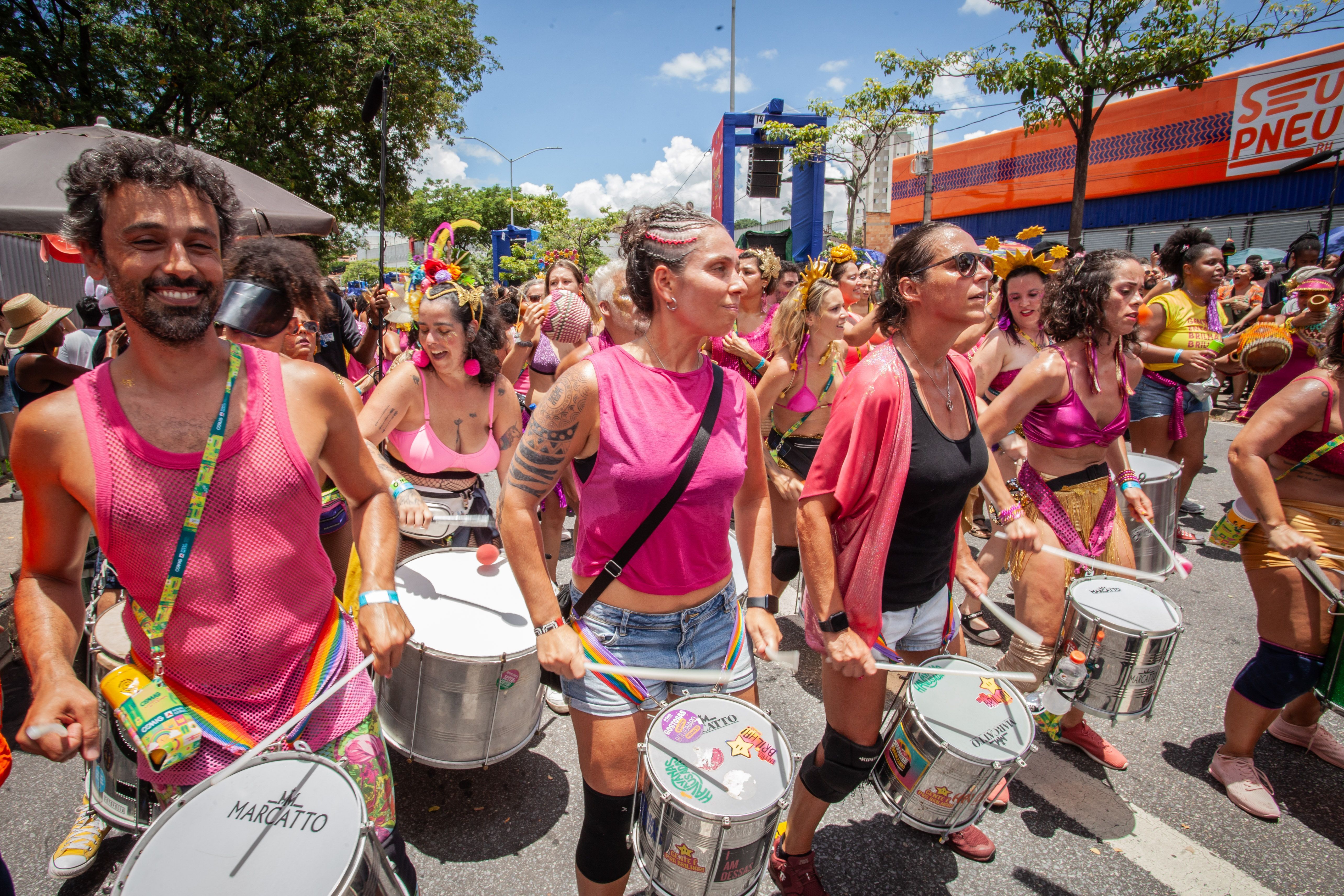 Carnaval 2025: pesquisa aponta otimismo de comerciantes com faturamento na folia em BH