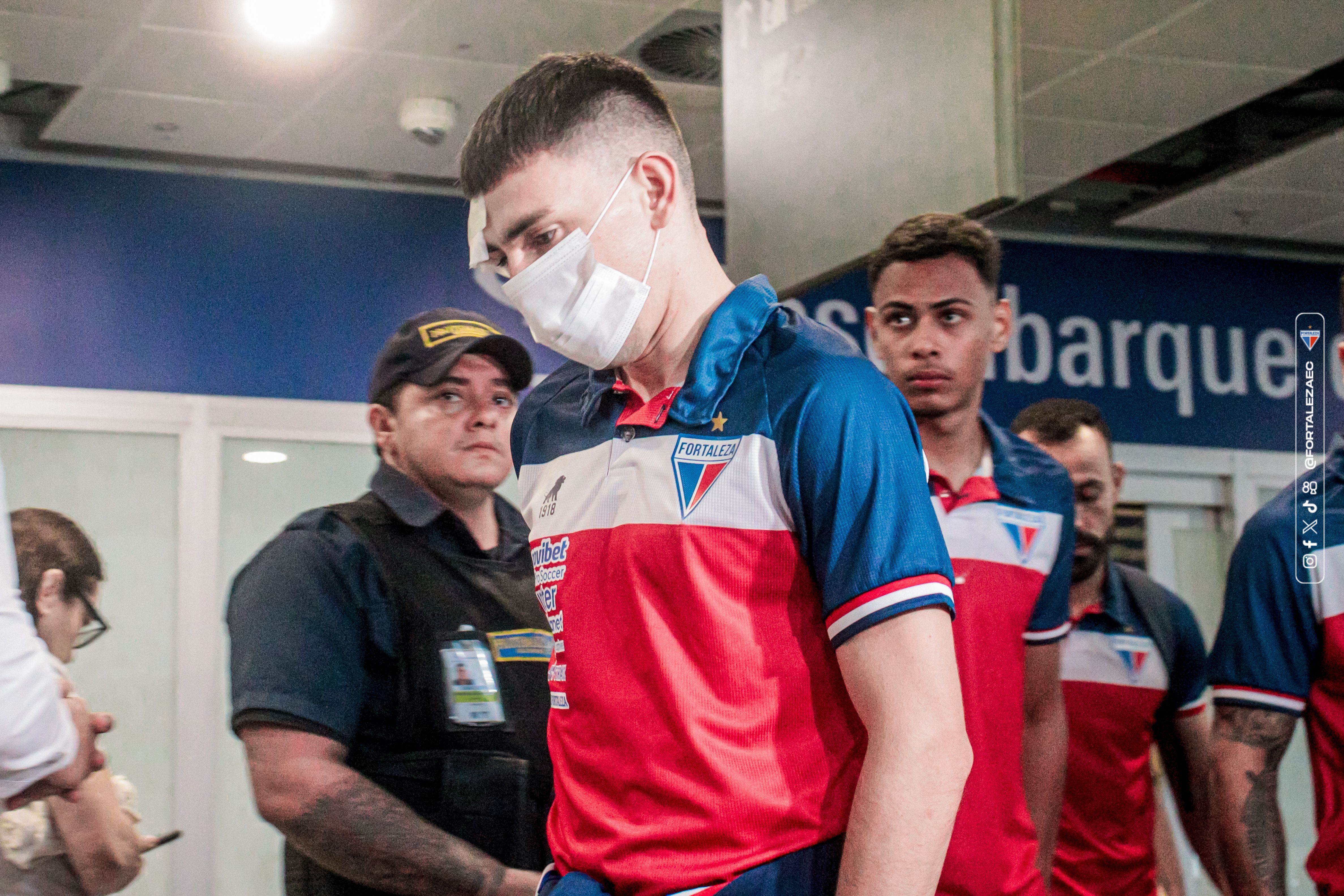 Santos e Fortaleza finalizam acordo para troca de laterais; veja detalhes