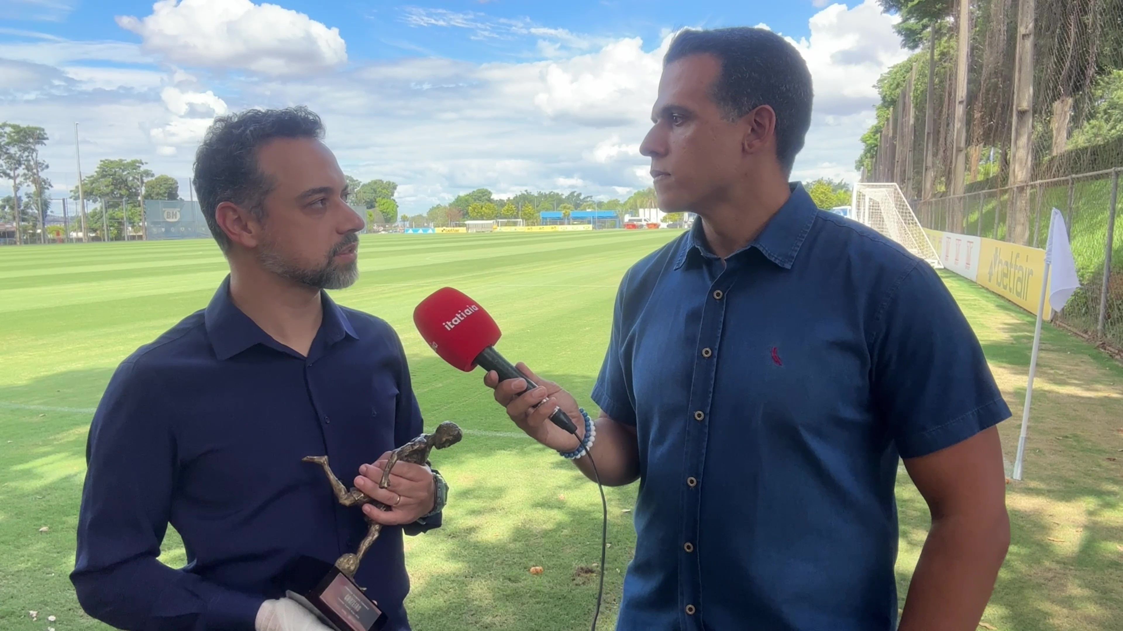 Técnico do Cruzeiro feminino agradece a Pedrinho após reconhecimento do Troféu Guará Bmg