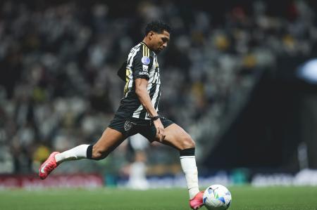 Rony durante o duelo com o Bucaramanga, da Colômbia