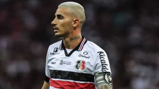 Thiago Galhardo em campo pelo Santa Cruz, utilizando a faixa de capitão