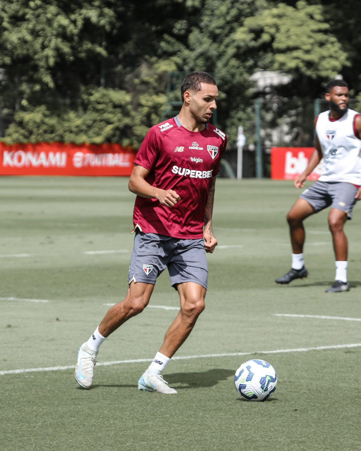 São Paulo conta com garotos, e Zubeldía passa orientações em atividade