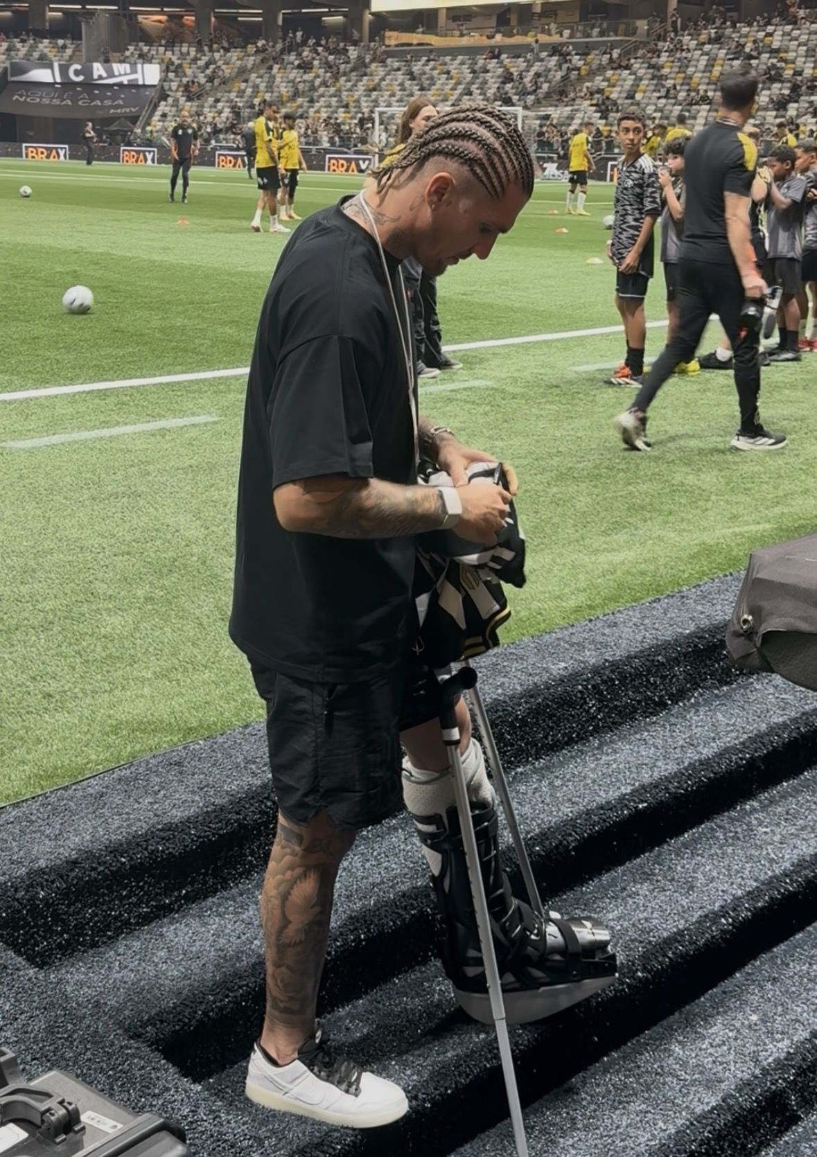 De muleta, Lyanco assiste a jogo do Atlético na Arena MRV e é tietado