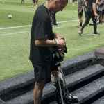 De muleta, Lyanco assiste a jogo do Atlético na Arena MRV e é tietado