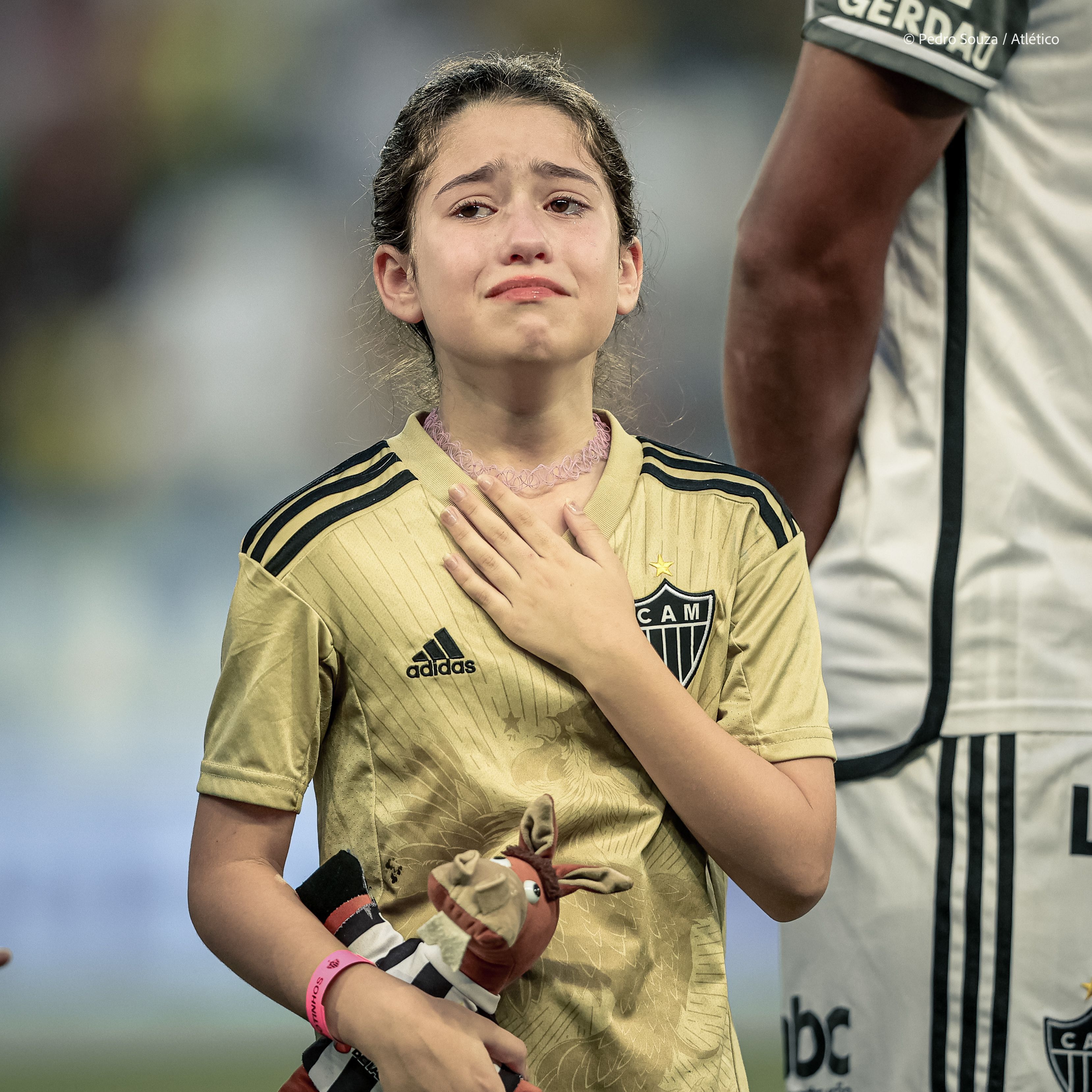 Conheça Marina, torcedora do Atlético que se emocionou no gramado da Arena Pantanal