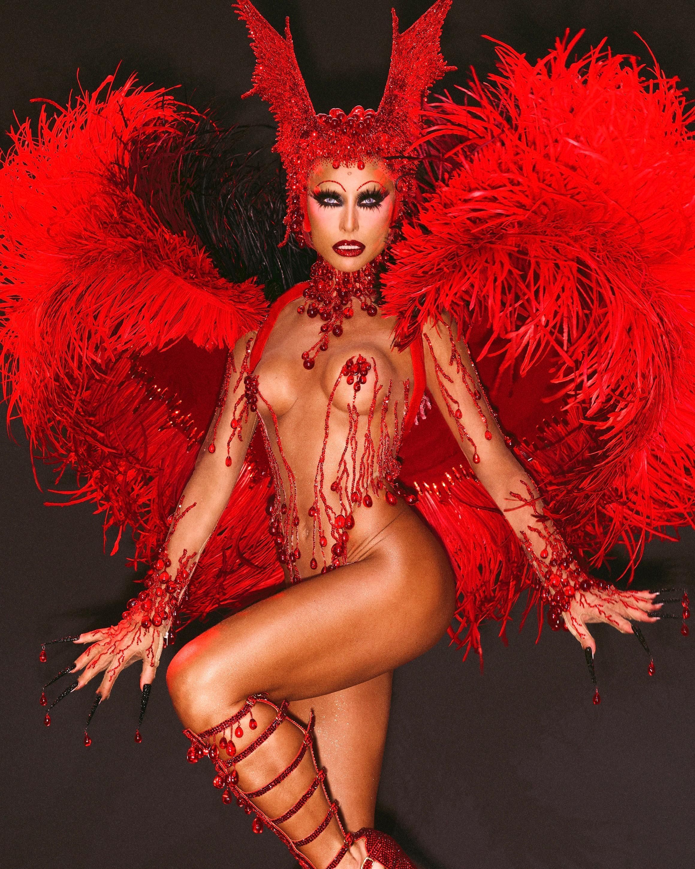 Sabrina Sato surpreende e aparece de vampira no desfile da Vila Isabel; fotos