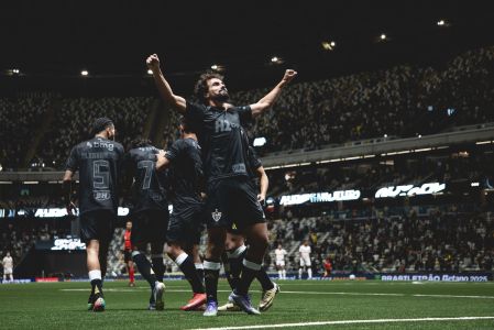 Igor Gomes comemora gol sobre o Bragantino