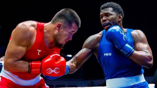 Wanderley 'Holyfield' (à dir.) durante luta