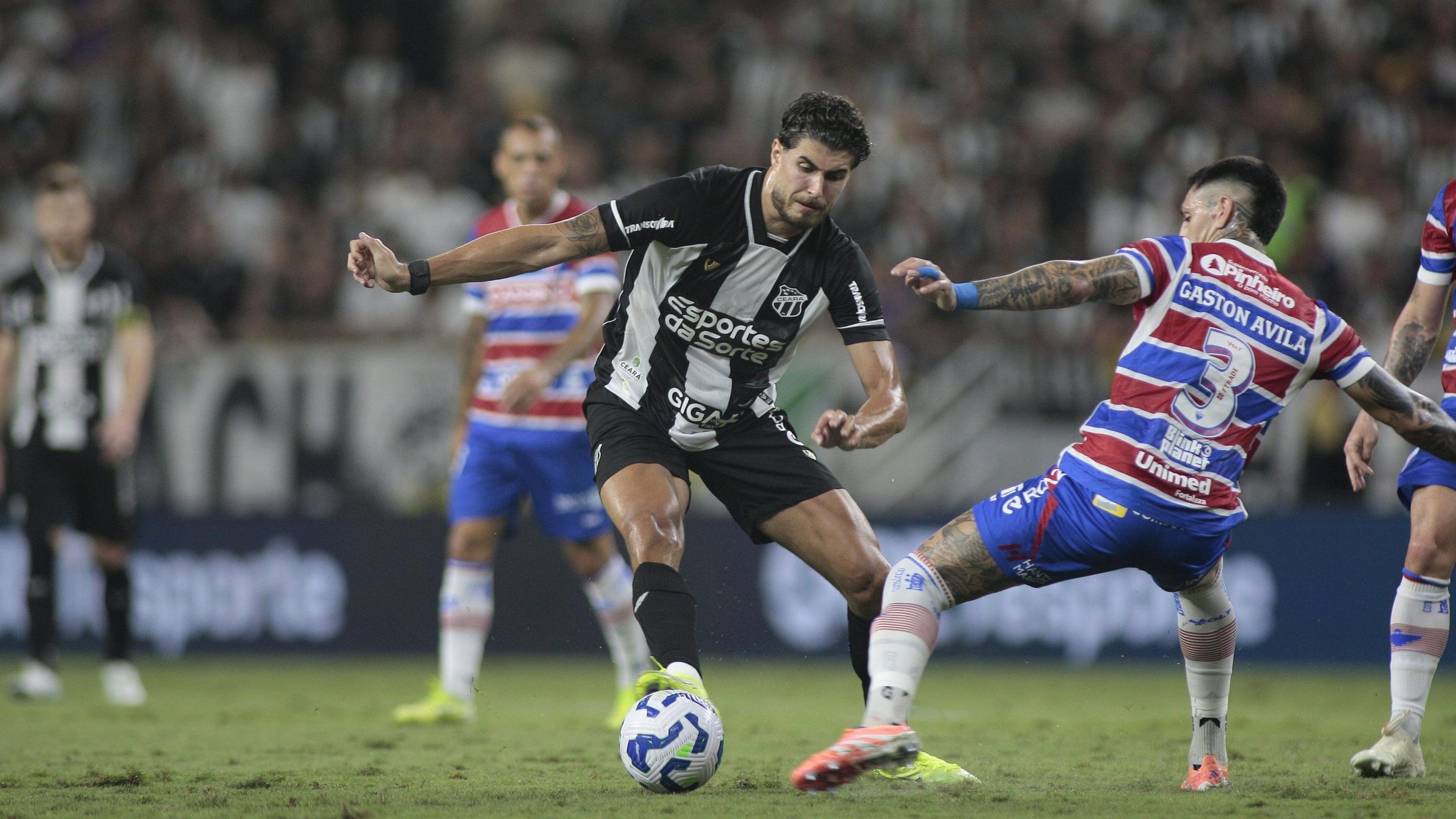 Pedro Raul chega a 10 gols no Brasileirão e termina 2025 sem perder para o Fortaleza