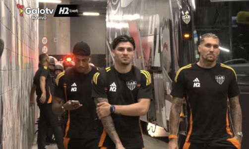 Lyanco desembarcando do ônibus na Arena MRV, antes do clássico