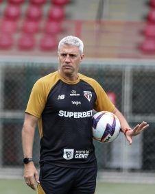 Hernán Crespo, técnico do São Paulo, durante treino desta sexta-feira (23)