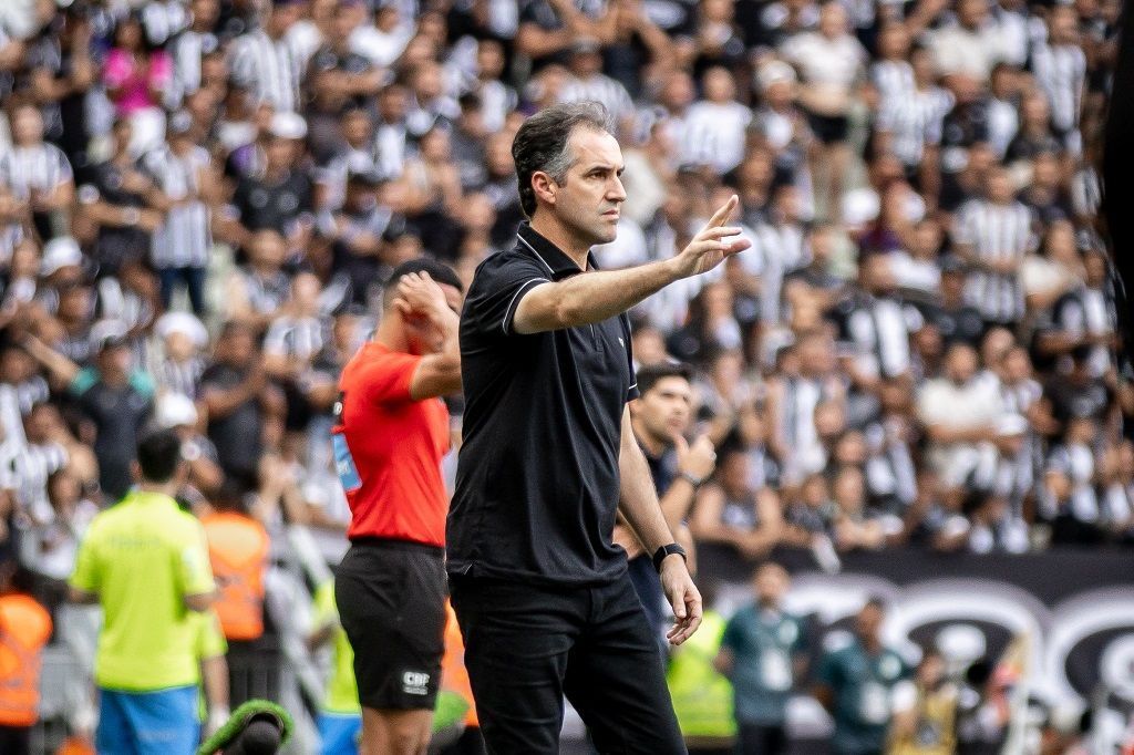 Léo Condé deixa o Ceará após rebaixamento para a Série B