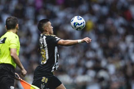 Tomás Cuello durante duelo entre Atletico e Santos