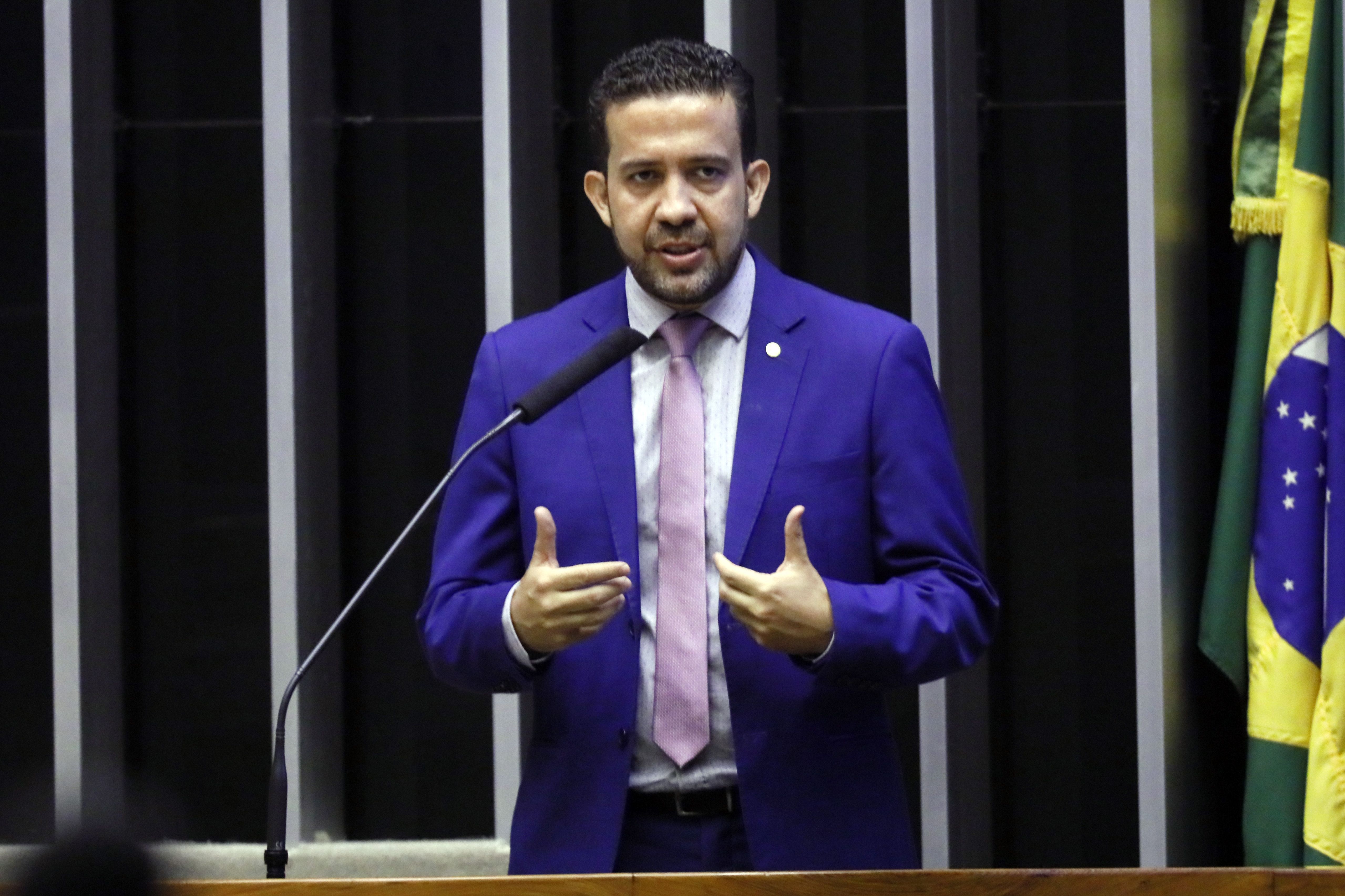 Em BH, Janones promete emendas para área de risco e comenta denúncia de rachadinha: 'super tranquilo'