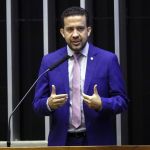 Em BH, Janones promete emendas para área de risco e comenta denúncia de rachadinha: 'super tranquilo'