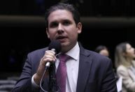 Após aprovação na CCJ, Motta promete levar PEC do 6x1 ao plenário em maio