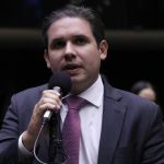 Após aprovação na CCJ, Motta promete levar PEC do 6x1 ao plenário em maio