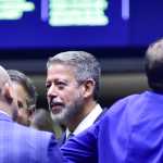Lira chama líderes partidários para tratar temas pré-retomada da Câmara
