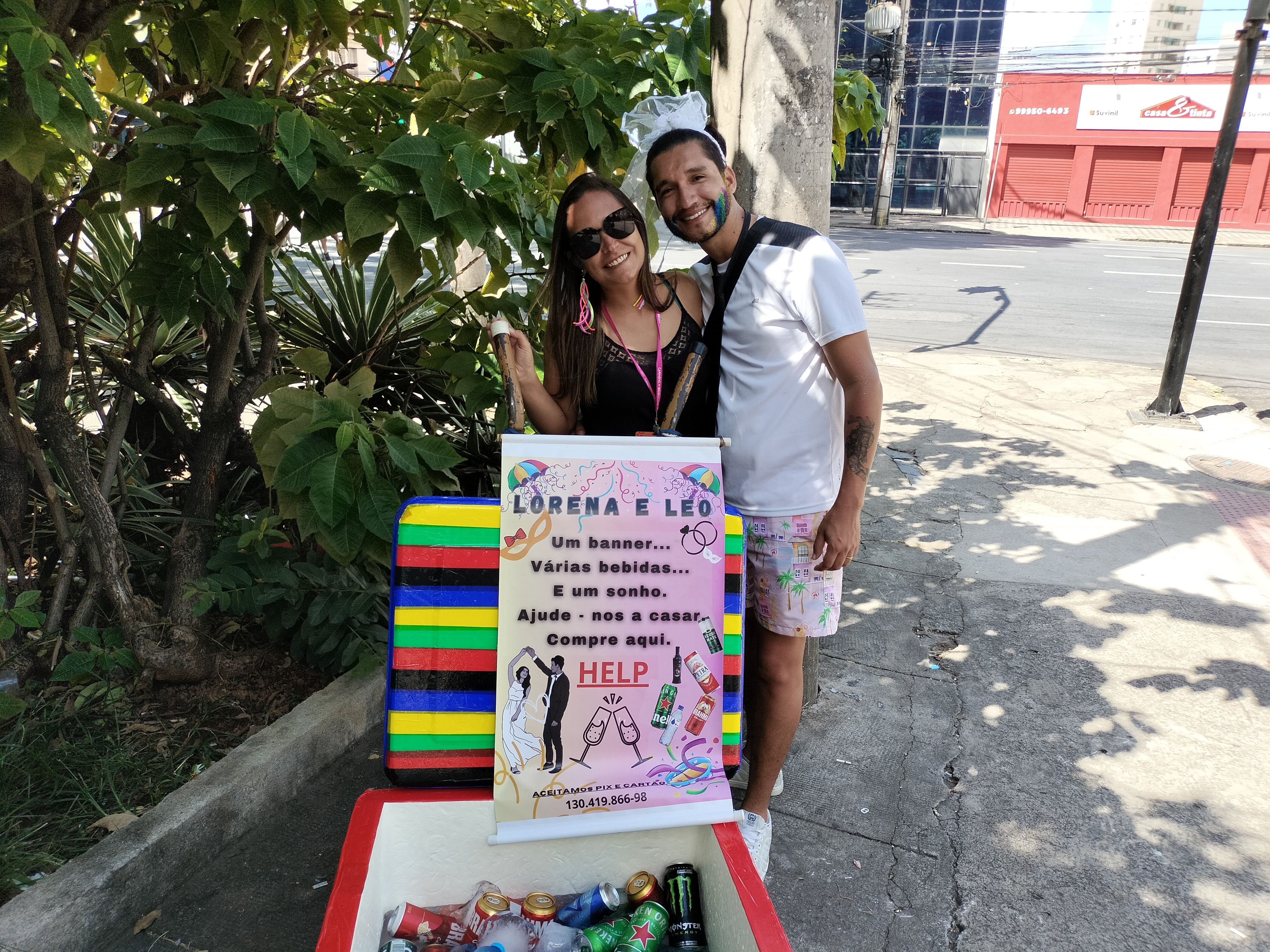 Carnaval BH 2024: namorados trabalham como ambulantes para arrecadar fundos para casamento