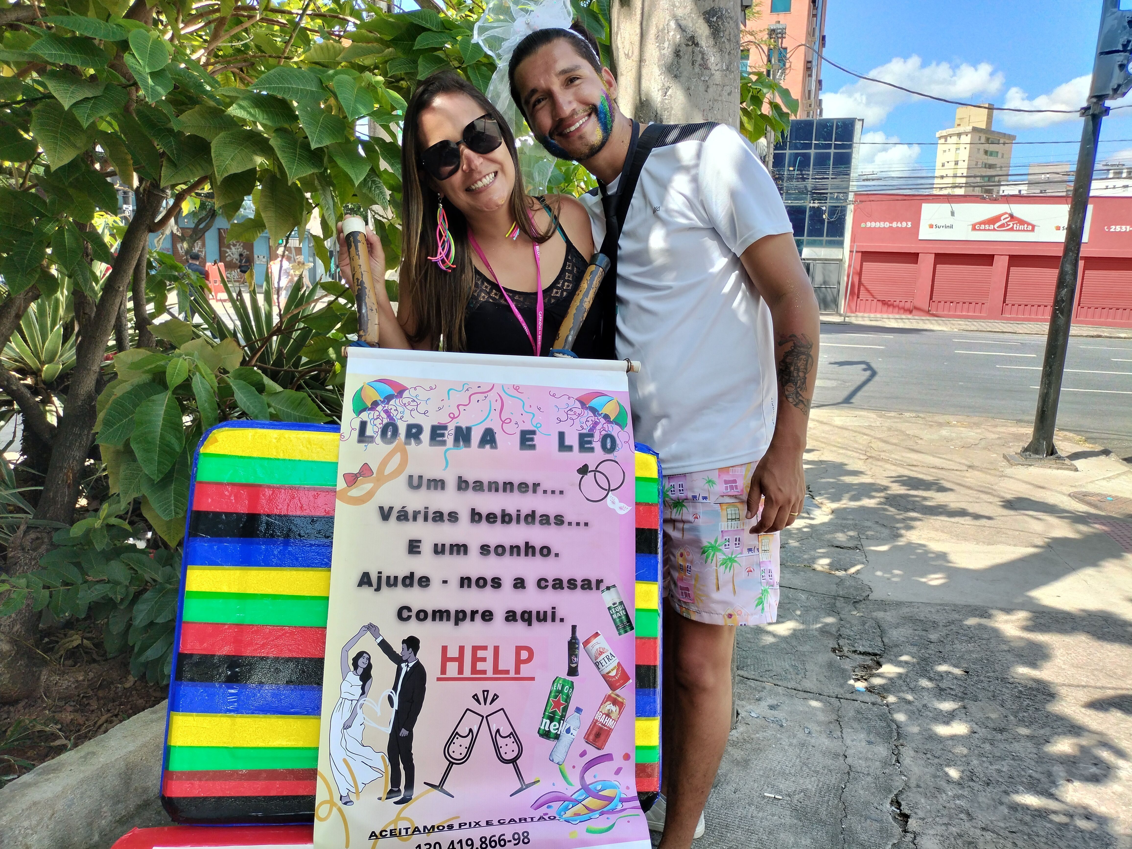 Carnaval BH 2024: com fantasias de época, bloco Corte Devassa agita foliões na rua Sapucaí nesta segunda