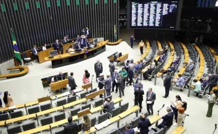 Uso de IA e deepfakes para constranger mulheres poderá dar até 4 anos de cadeia, prevê projeto | CNN Brasil