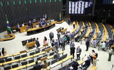 Uso de IA e deepfakes para constranger mulheres poderá dar até 4 anos de cadeia, prevê projeto | CNN Brasil