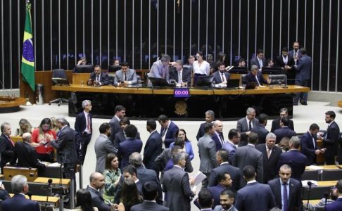Câmara aprova fim da “saidinha” em feriados | CNN Brasil