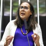 Duda Salabert protocola moção de aplausos a Nikolas Ferreira por episódio que levou à prisão domiciliar de Bolsonaro
