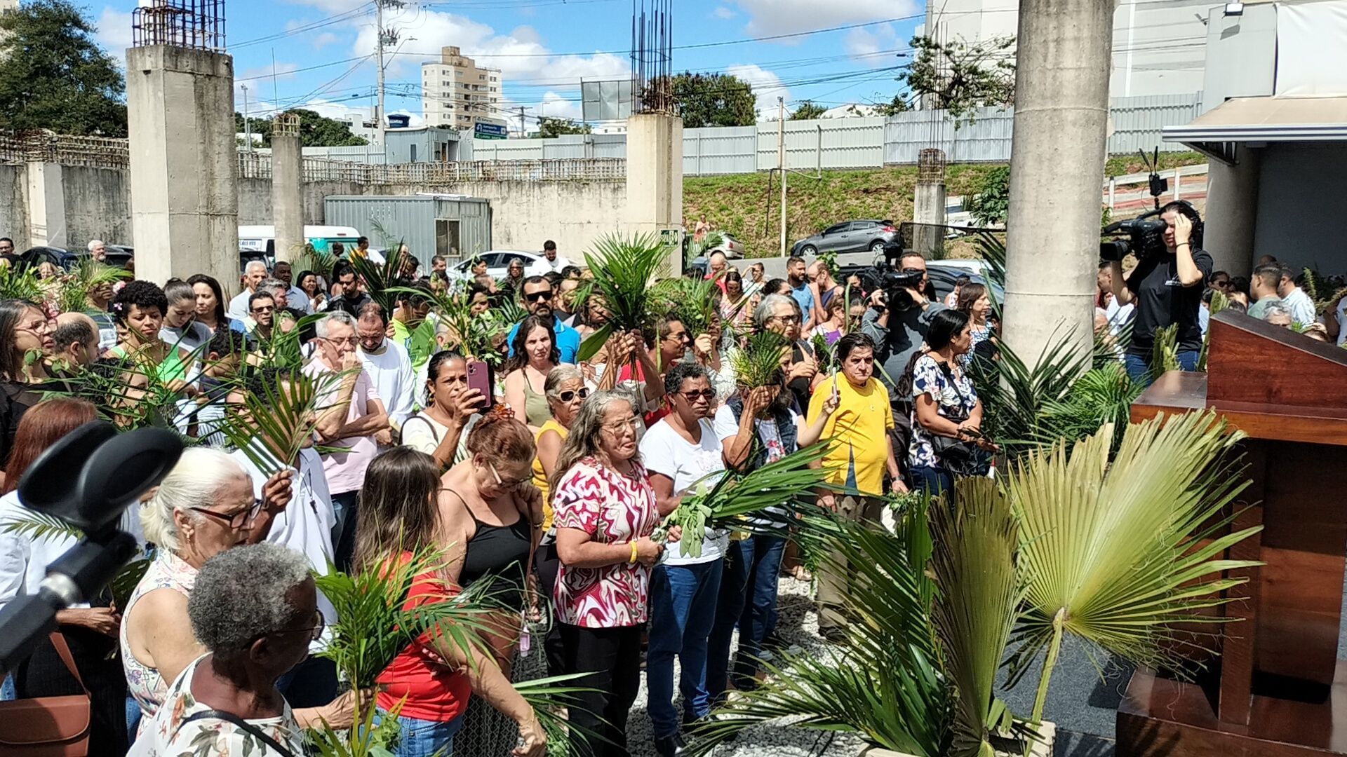Domingo de Ramos: missa que abre a Semana Santa lota catedral de BH com pedidos de paz