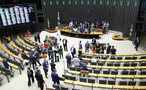 Câmara aprova recriação e novas regras para o DPVAT | CNN Brasil