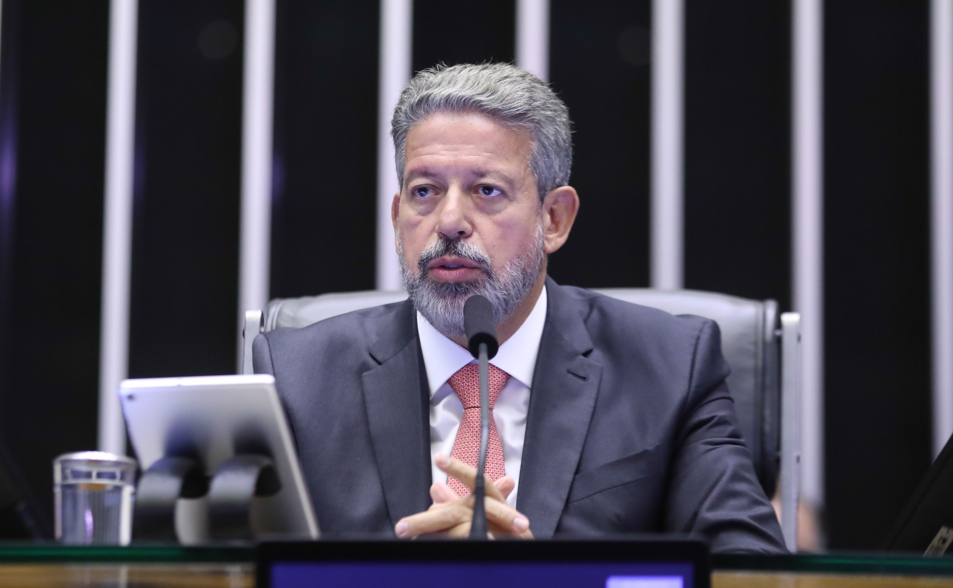 Lira convoca líderes para discutir ações para auxiliar o RS