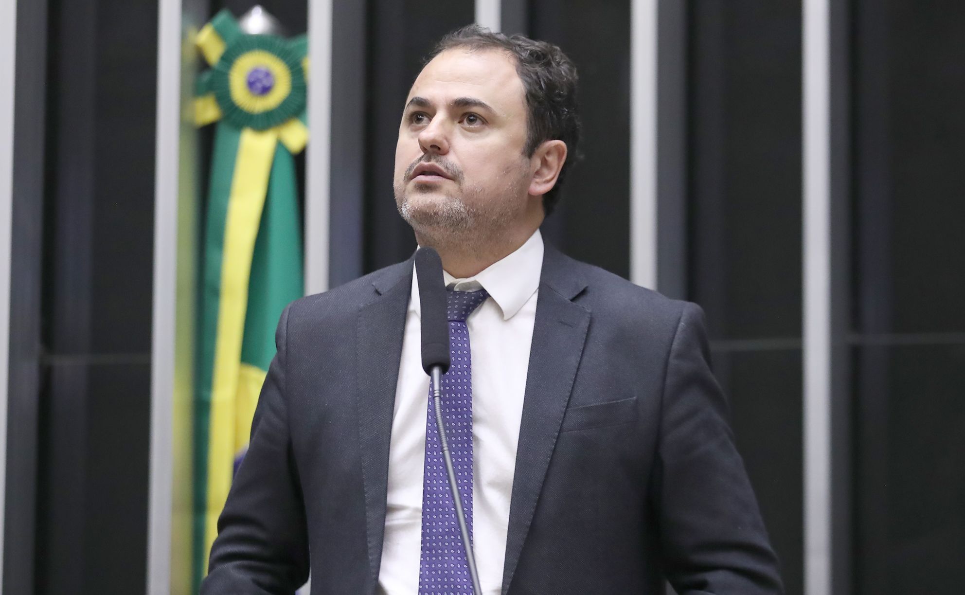 Glauber escuta NX Zero durante greve de fome contra cassação na Câmara