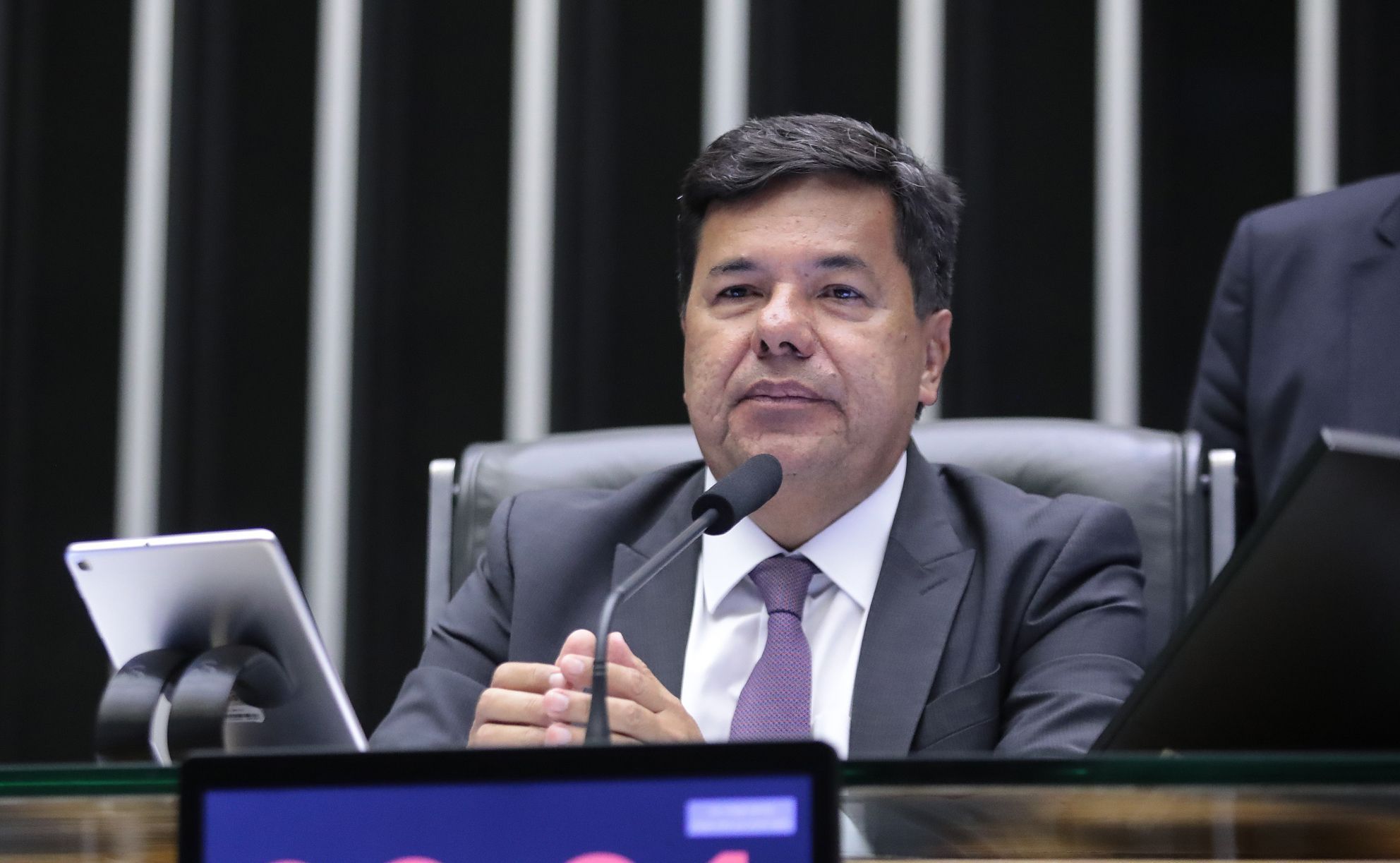Deputado e ex-ministro da Educação passa por cirurgia de emergência após mal-estar em praia