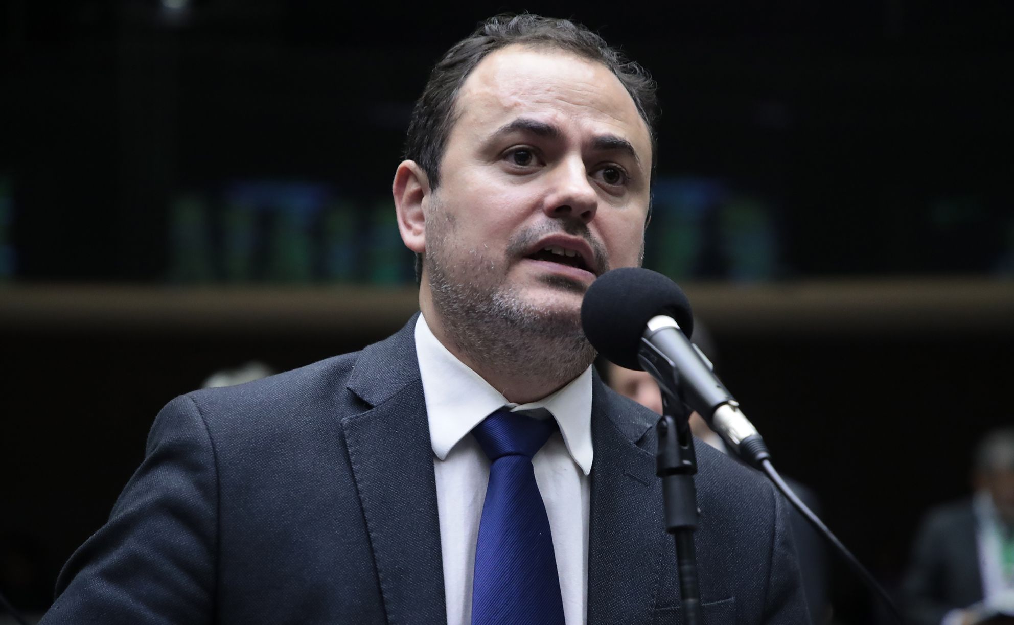 Em protesto contra cassação, Glauber Braga ocupa cadeira da Presidência da Câmara