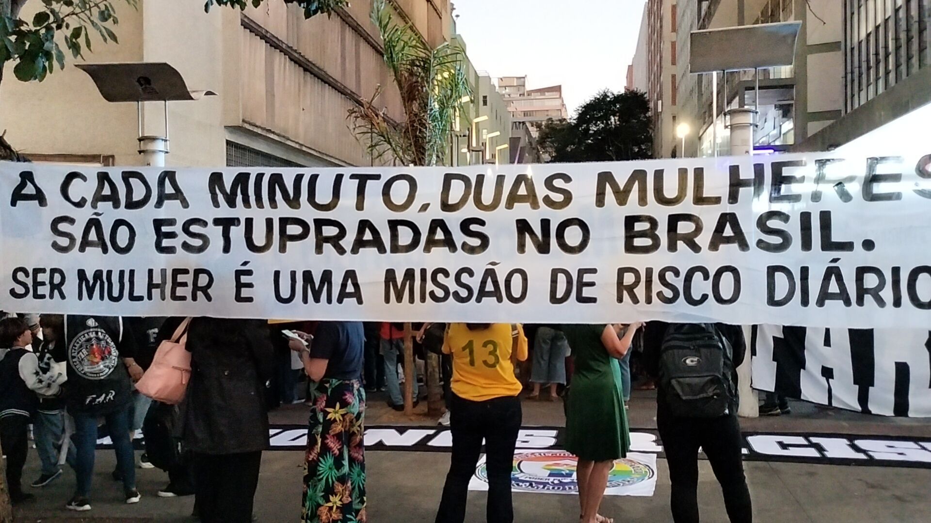 Manifestantes contrários ao 'PL do Aborto' se reúnem no Centro de BH