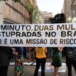 Manifestantes contrários ao 'PL do Aborto' se reúnem no Centro de BH