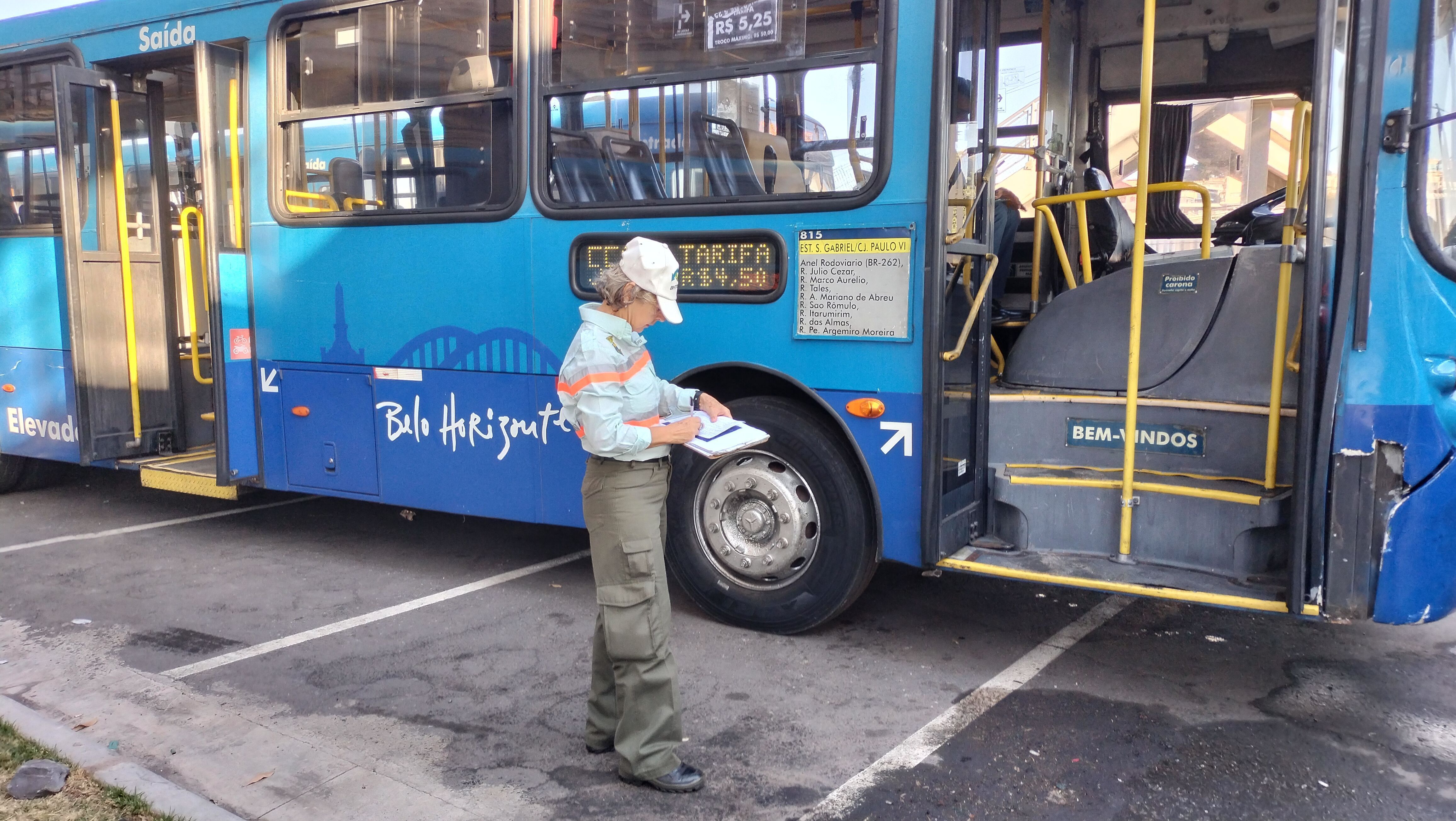 Ônibus são fiscalizados em operação na Estação São Gabriel, em BH, nesta terça-feira (25)