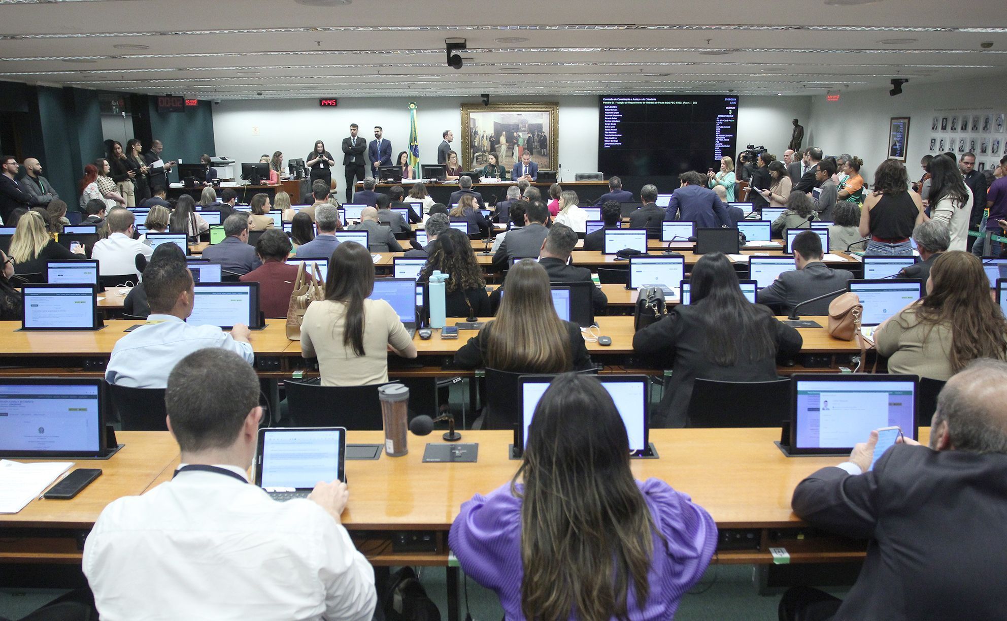 Em derrota da oposição, governistas conseguem adiar votação de projetos 'anti-STF'