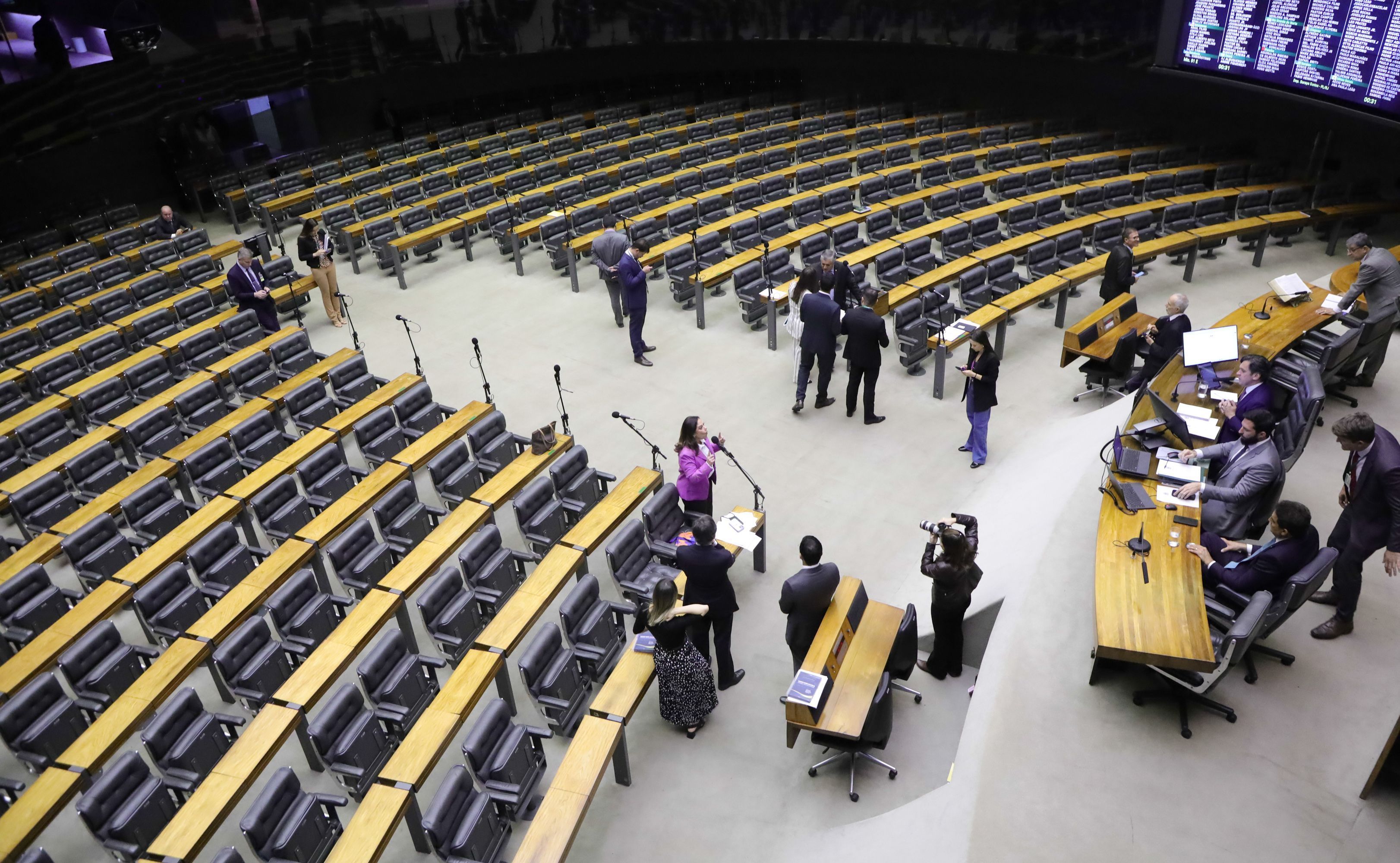 Parlamentares e governo devem conversar ainda hoje sobre alternativas ao aumento do IOF