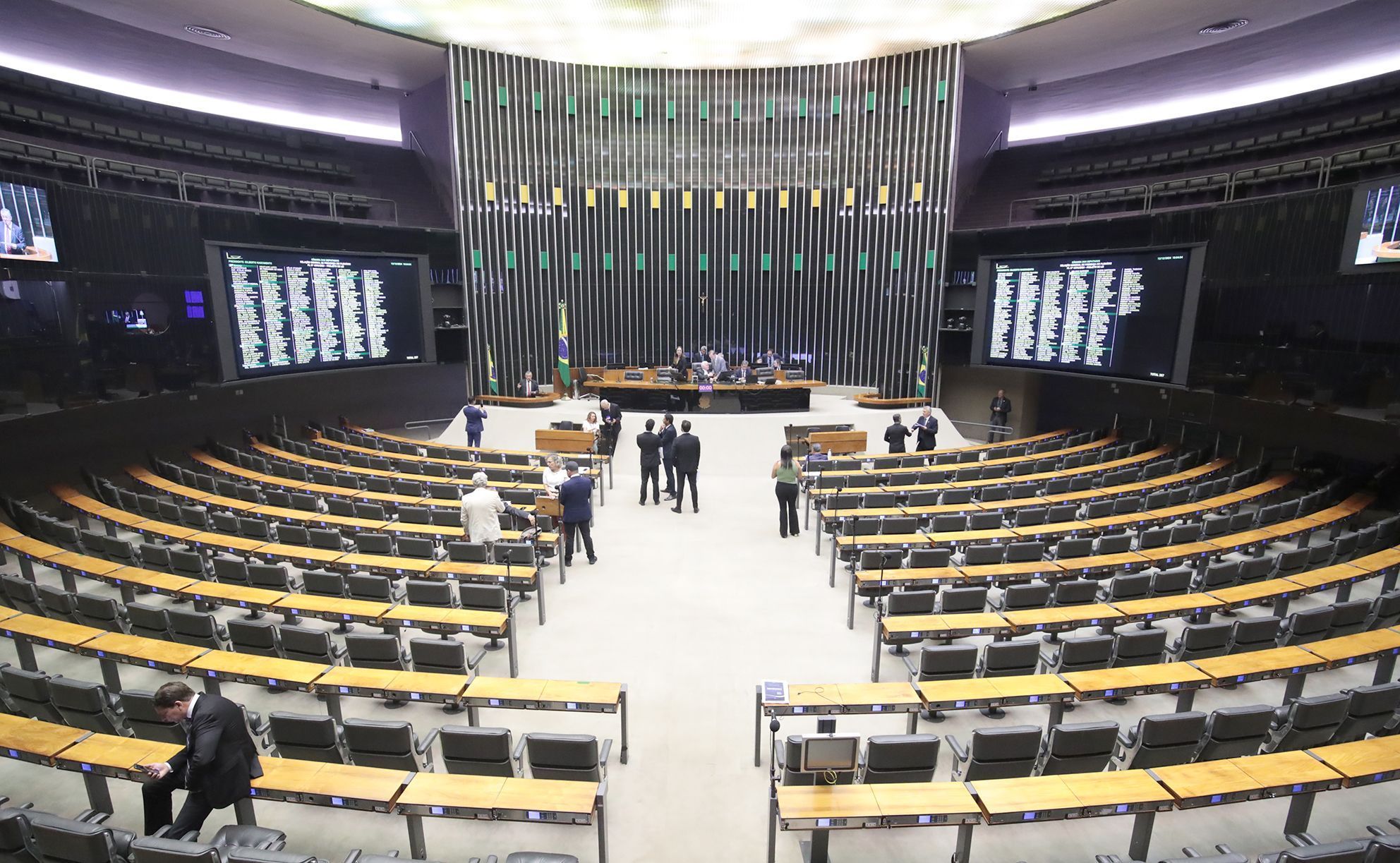 Deputados do PT contrariam partido e votam a favor da castração química para pedófilos