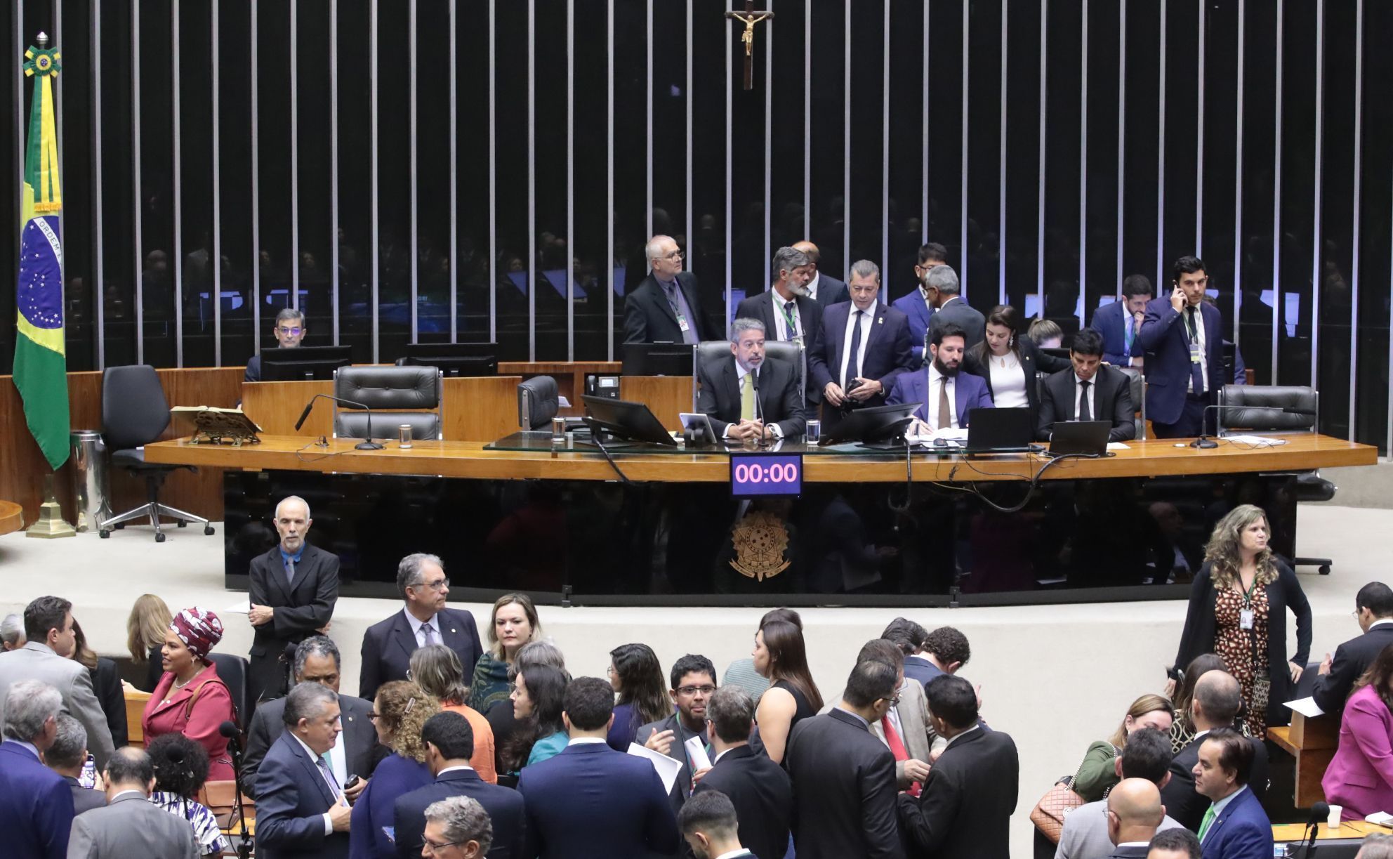 Câmara aprova fim do DPVAT ao concluir votação do primeiro projeto do pacote de corte de gastos