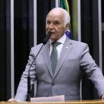 Candidato apoiado por Bolsonaro é eleito presidente da bancada evangélica do Congresso