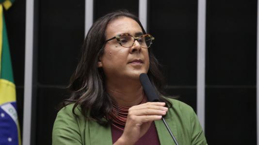 Duda Salabert diz que também foi avisada de que visto virá como “masculino“ | CNN Brasil