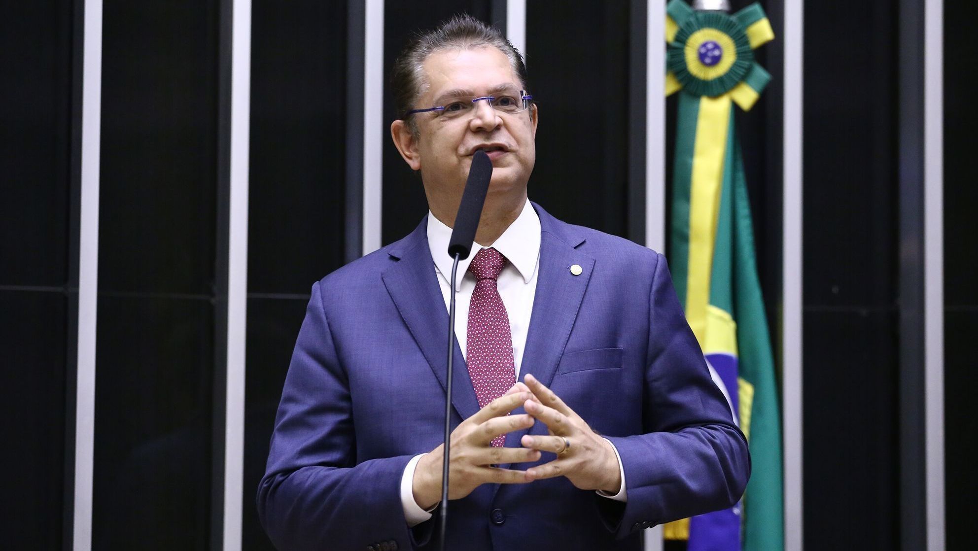 Dino dá 48h para que líder do PL explique ameaça de romper acordo sobre emendas