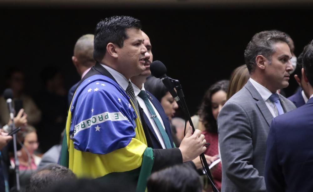 Deputado bolsonarista que desejou a morte de Lula pede desculpas no Plenário