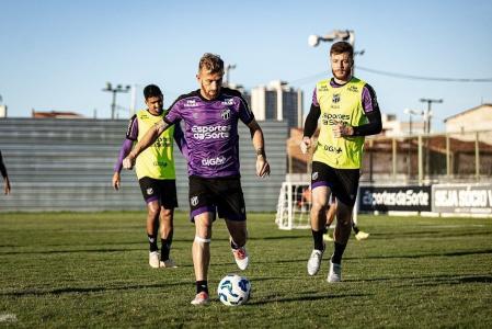 Jogadores do Ceará durante o treino desta segunda-feira (26)