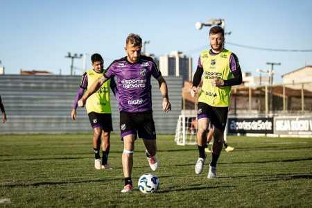 Jogadores do Ceará durante o treino desta segunda-feira (26)