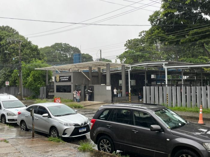 Familiares de vítimas estão em frente ao IML de BH para reconhecimento de corpos 