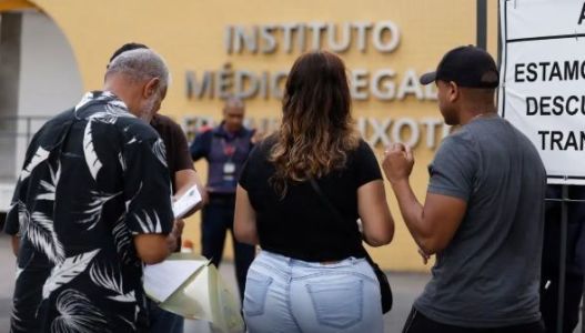 De acordo com o Governo do Rio de Janeiro, 121 pessoas morreram, sendo quatro policiais