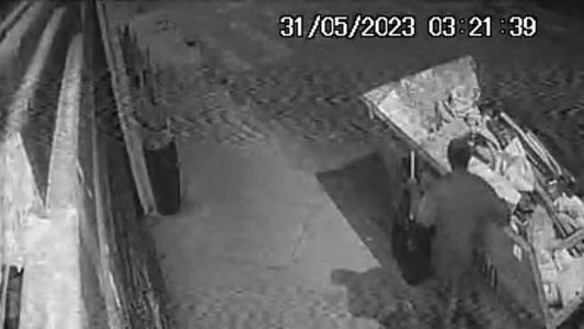 Imóvel ficou destruído após ser consumido pelas chamas; imagens de câmera de segurança mostram morador colocando fogo em caçamba